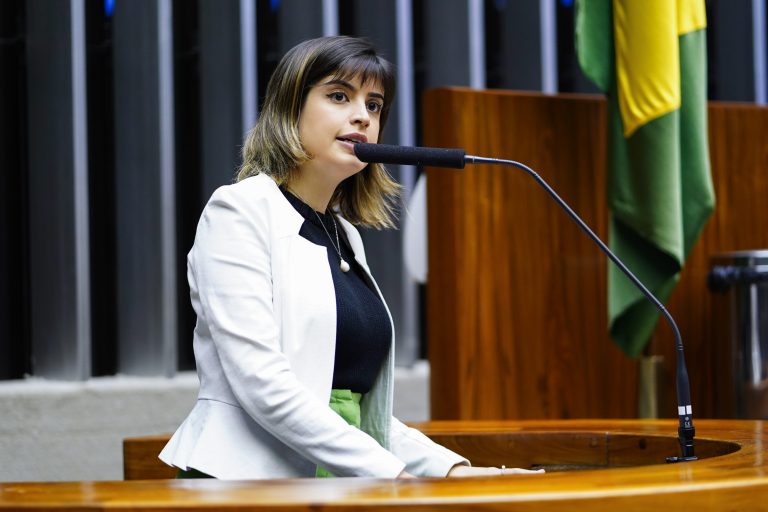 deputada tabata amaral discursando em palanque durante sessão na câmara