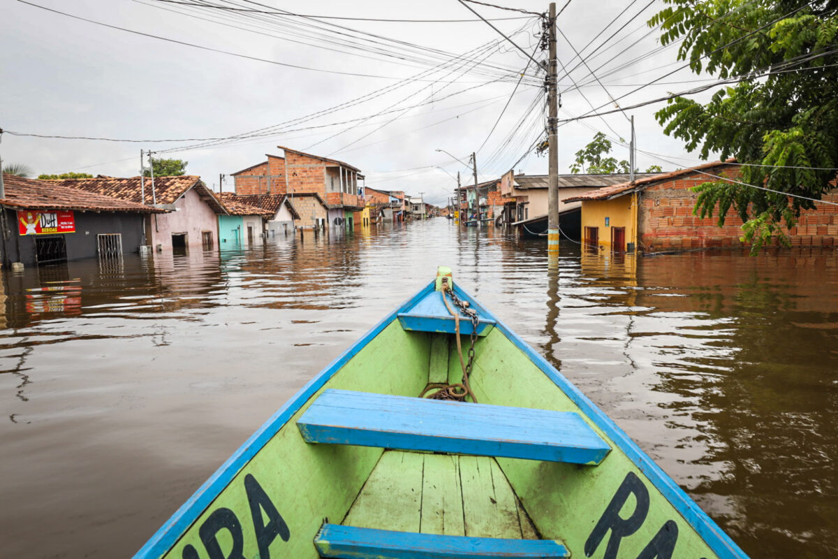 barco em meio a cheia em rua no estado do Amazonas