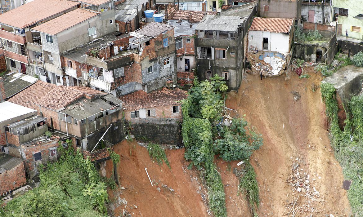 Deslizamento de terra em um morro onde antes haviam casas.