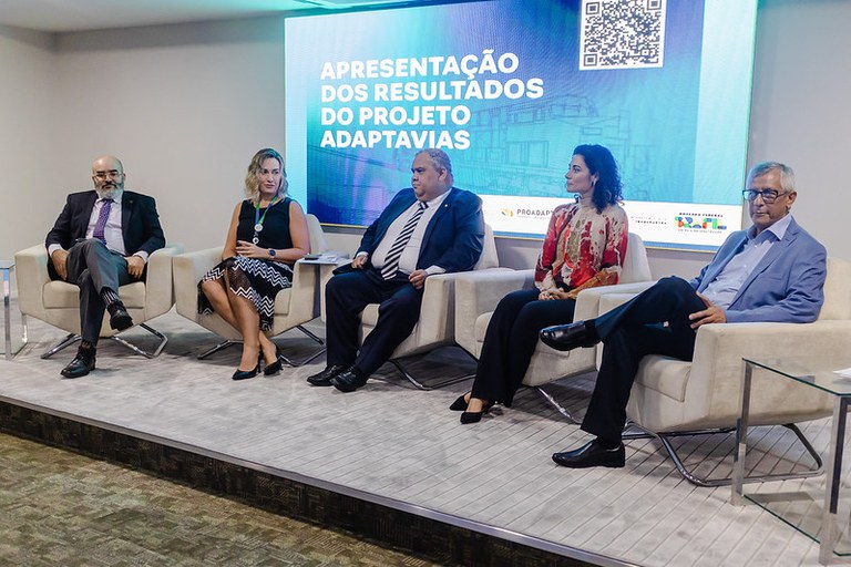 Cinco palestrantes sentados em meia lua apresentam os resultados do projeto Adaptavias