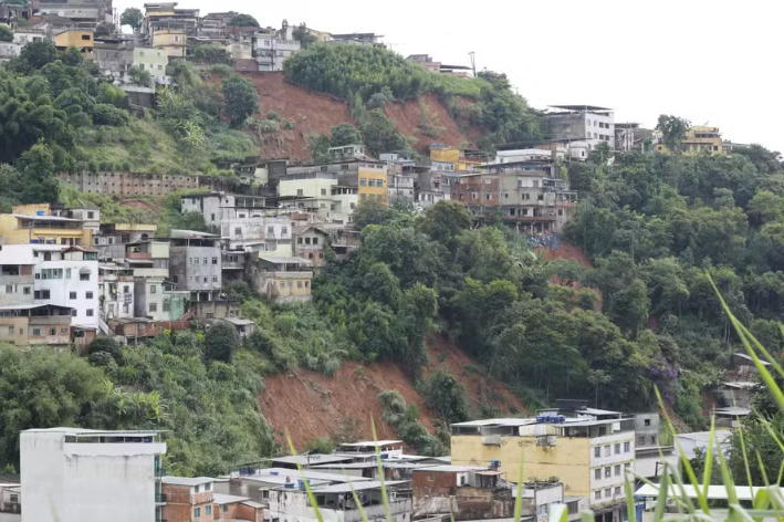 Encosta no bairro Três Moinhos, em Juiz de Fora, uma das áreas mais castigadas pelos temporais na Zona da Mata na última semana.