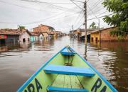 barco em meio a cheia em rua no estado do Amazonas