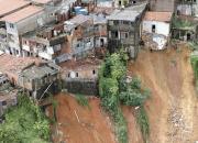 Deslizamento de terra em um morro onde antes haviam casas.