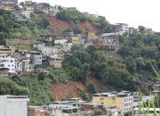 Encosta no bairro Três Moinhos, em Juiz de Fora, uma das áreas mais castigadas pelos temporais na Zona da Mata na última semana.